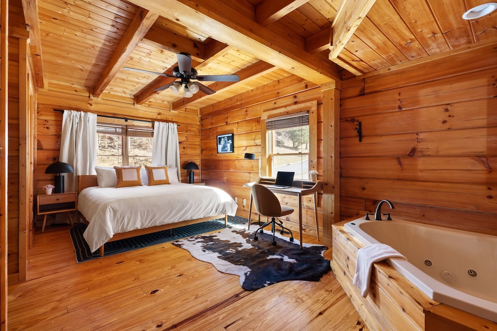 Riverbend Redesigned Cabin Hot Tub Firepit Billiards Mins to Pigeon Forge