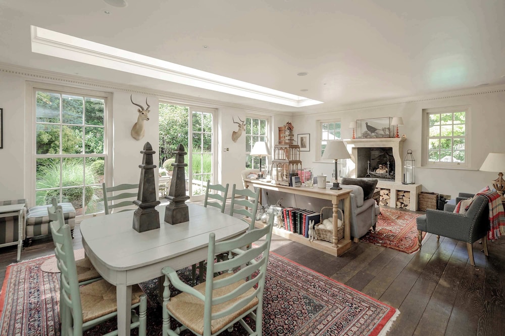 Beautiful Family Home w Garden Pool - Wimbledon