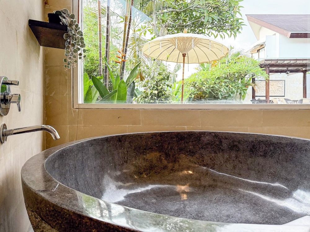 Villa St Calyx by DVH Luxe Retreats 3BR