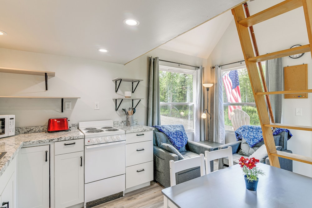 Cozy Houston Getaway w/ Fire Pit & Lake Access!