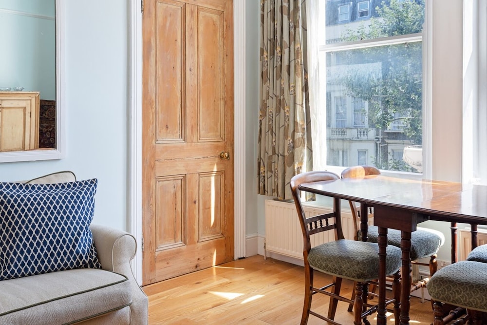 Gorgeous 1 Bedroom in Earl's Court With Vintage Furniture
