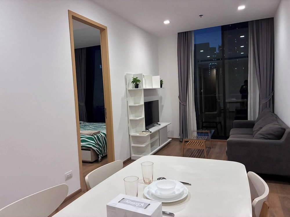 Charming 2 Bedroom Apartment in Heart of Phrom Phong