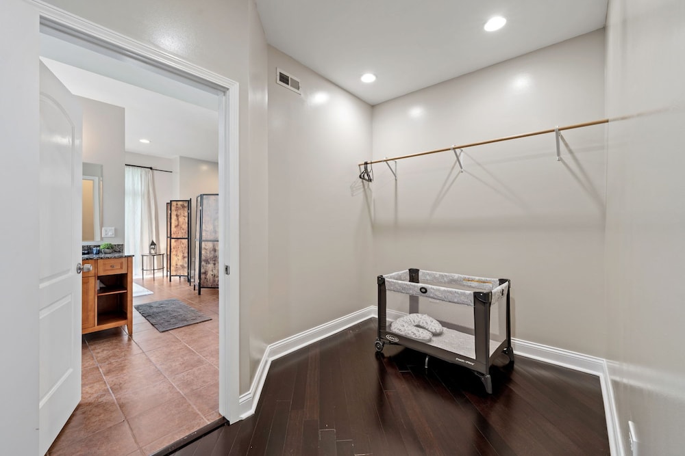 Spacious Luxury Retreat 8 Bed Oasis With 6 Baths