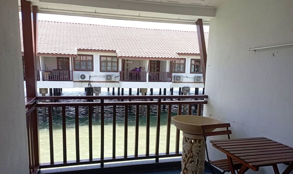 Alpine LXPD Premium Water Chalet photo 1