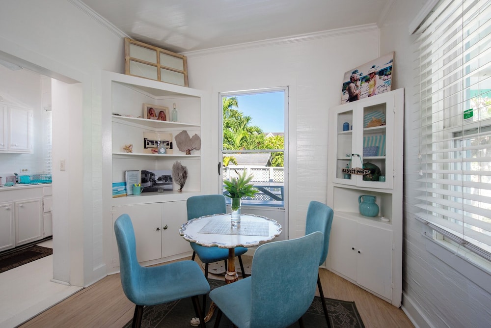 Island Serenity: Charming Watercolor Cottage Near Beach