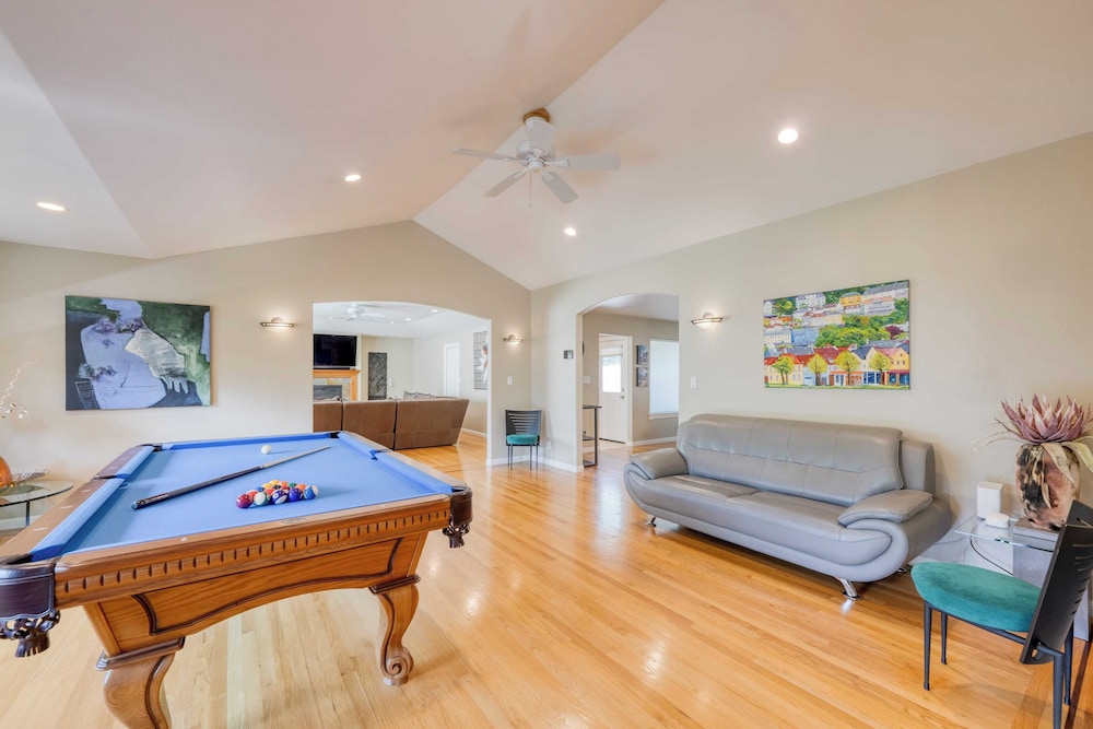Pool + Hot Tub + Firepit + Game Room Minutes From Sebastopol & Russian River Baker Lane Retreat