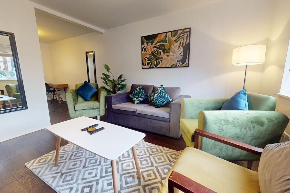 Parlaunt House - 3 Bedroom With Free Parking