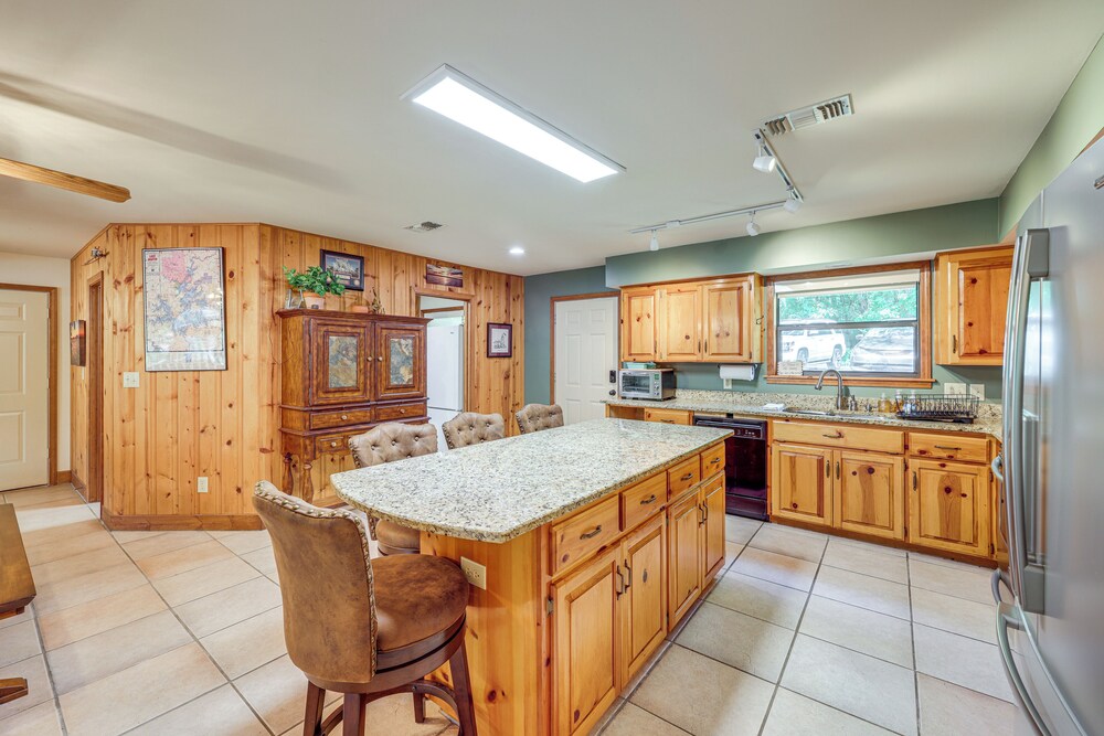 Waterfront Gem on Lake Martin w/ Kayaks & Dock!