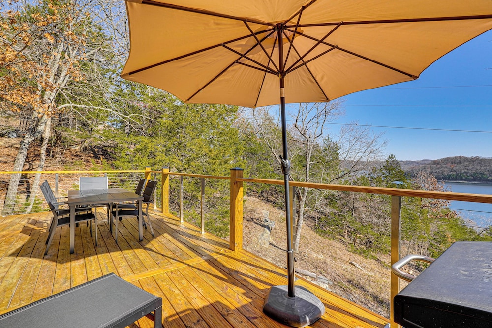 Fish, Swim & Kayak: Spacious Beaver Lake Home!