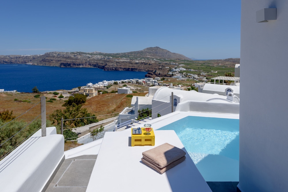 Earino Suites & Villas