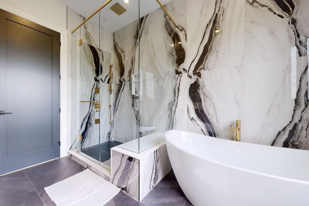 Lucky Mansion Luxury Villa in Fort Erie