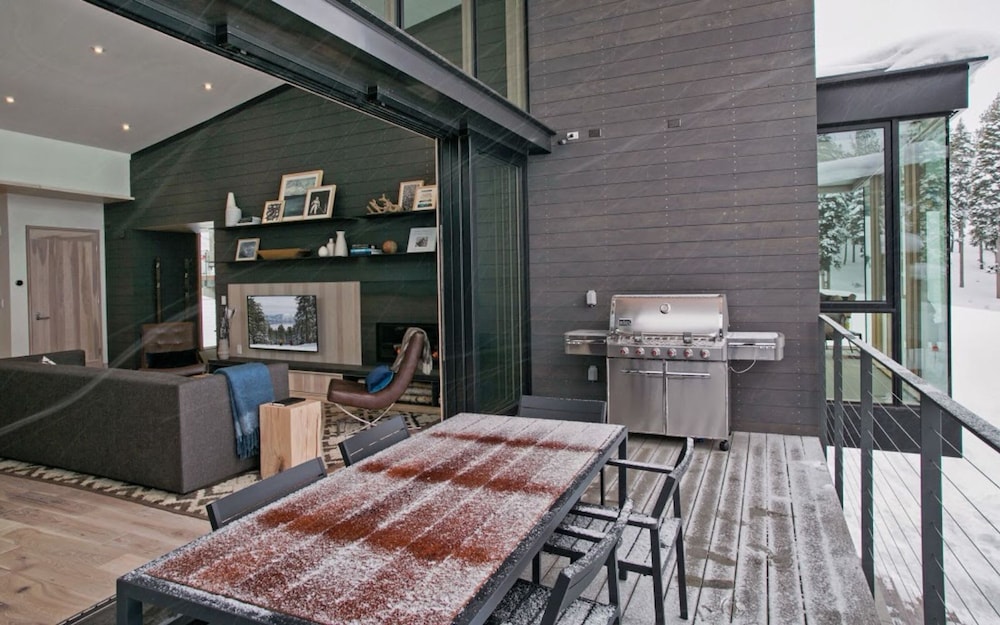 Modern Ski In Out Home Mid-mountain Northstar