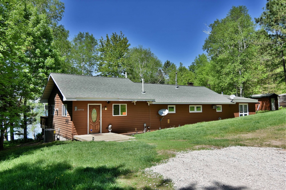 Butler's Bay Teal Lake 4 Bedroom Hotel Room by RedAwning
