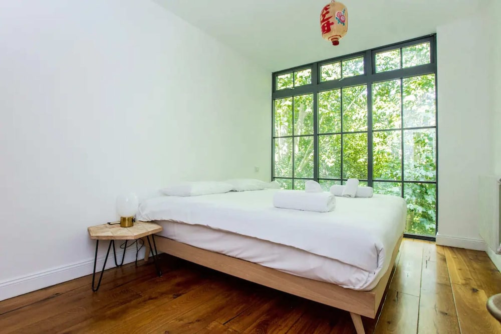 Cosy 2 Bedroom Apartment With Great Outdoor Balcony