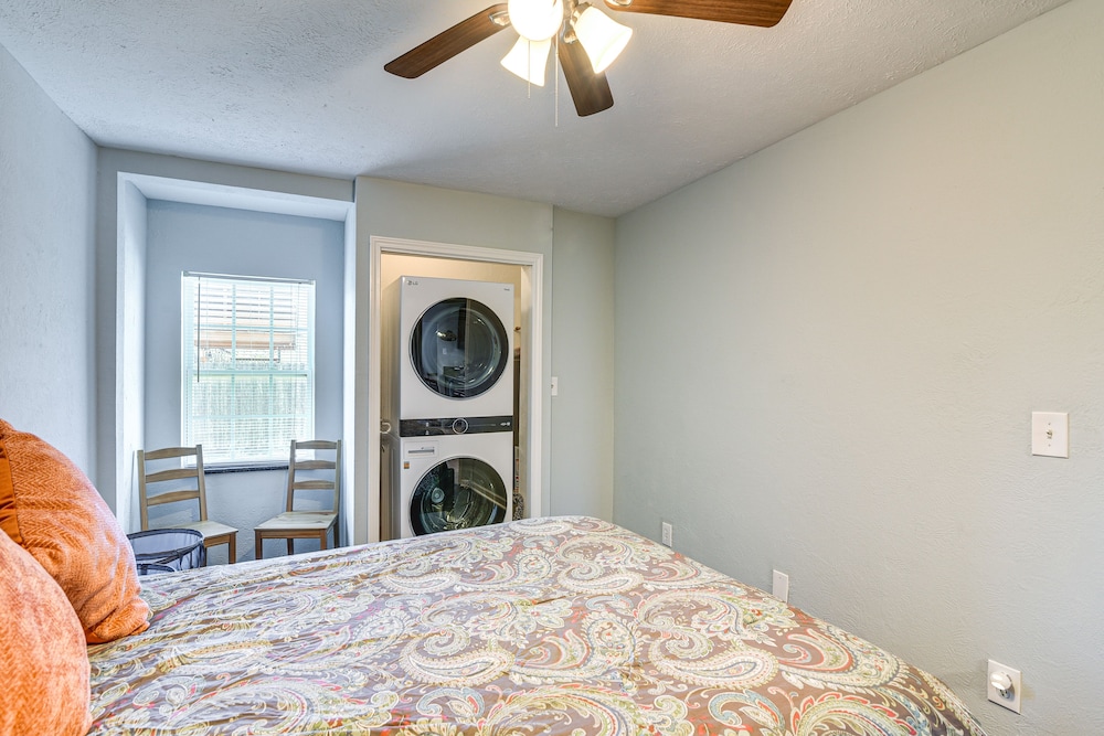 Convenient Galveston Home < 1 Mi to Beach!