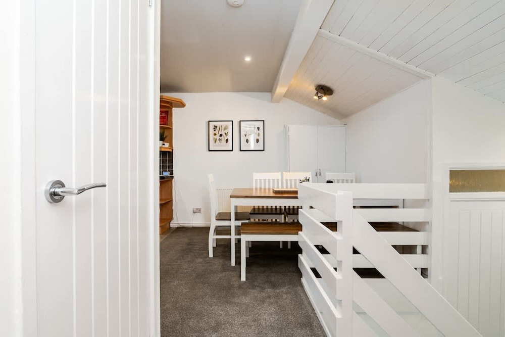 3 Bed House-free Parking-6beds