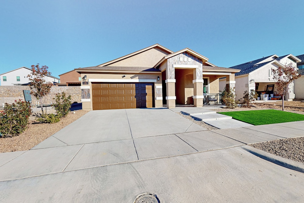 4BR w/ Private Yard, Outdoor Games, Grill, & W & D