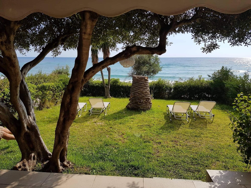 Menigos AB4G no50 Beachfront 2 Bdr Apt view 3