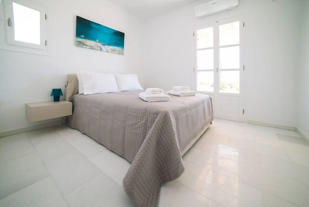 Deep Blue Villa With 4 Bedrooms in Paros photo 2