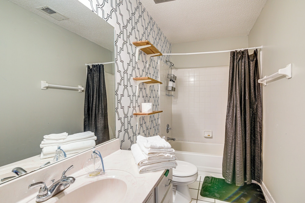 Residential Cul-de-sac: Suburban Memphis Hideaway!
