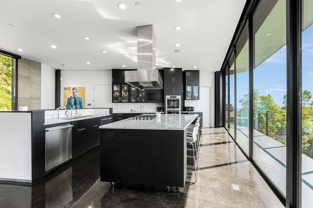 Glass Mansion - Chic Glass Villa in LA Hills With Views, Style & Serenity
