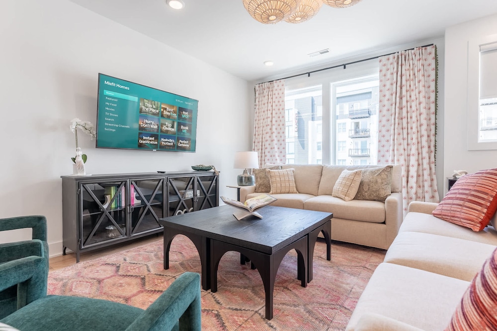 Luxe 4BR Retreat With Hot Tub Skyline Deck