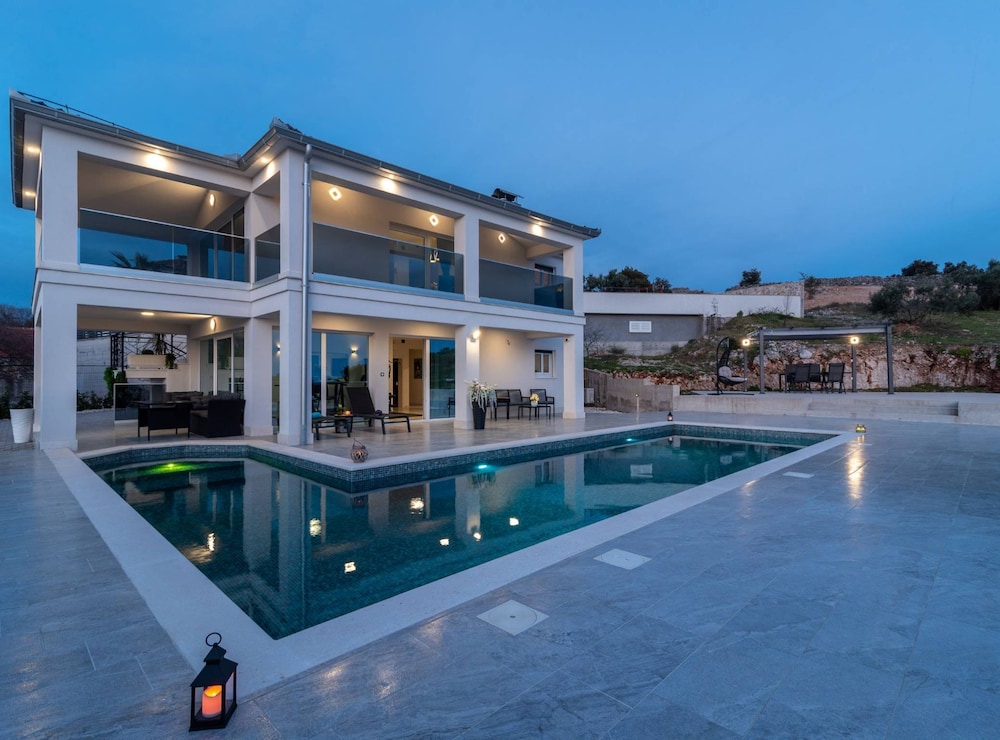 Luminous Infinity Villa With Pool and Gym