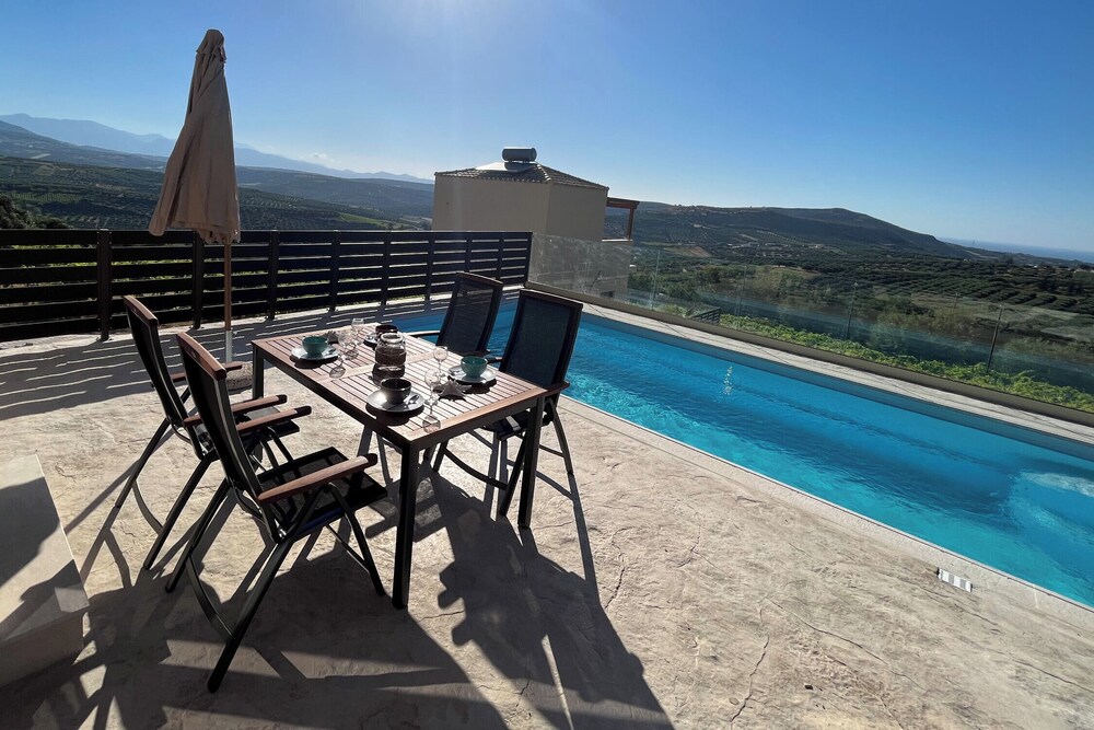 Villa Plyto Amazing views Heated pool