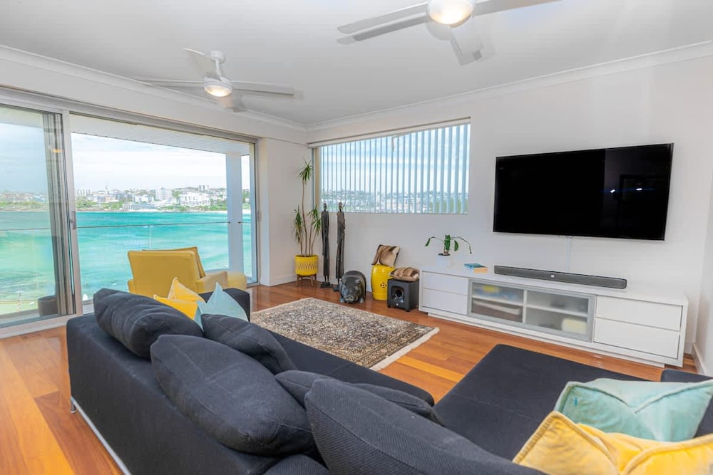 Ocean View Luxury 3 Bedroom Home With Balcony