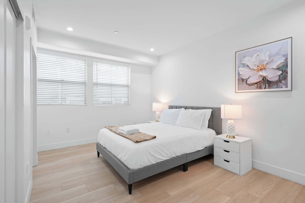 Not Affected by the Fire/modern 5BR Home With Full Amenities & Parking #2