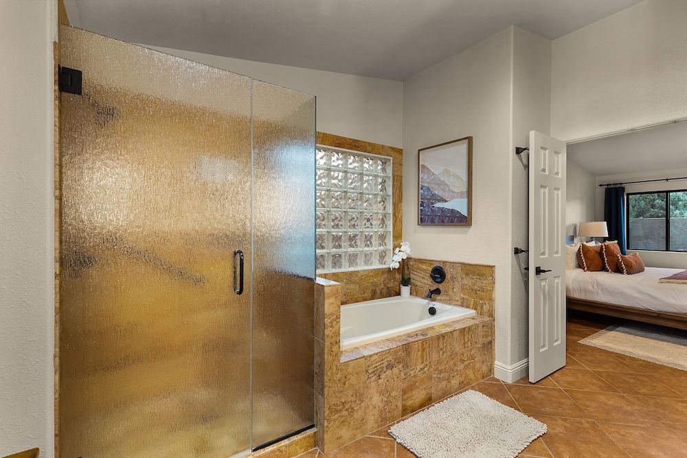 Mammoth Rock Splendor-close to Town Huge Spa Game Room