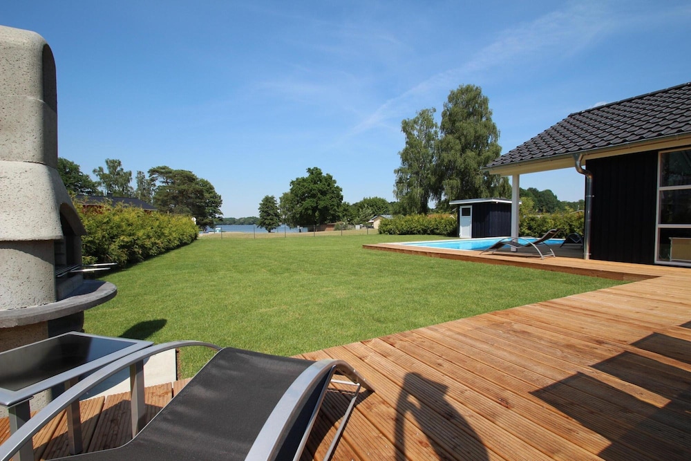 Ferienhaus mit Pool und Sauna am Duemmer See
