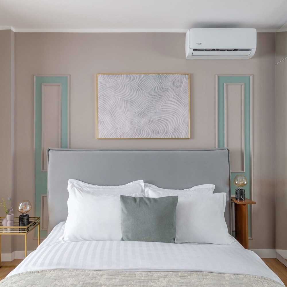 Holt s Sublime Minty Fresh 1BR on the Park view 2