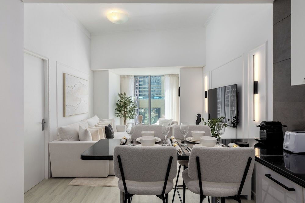 Maison Privee - Sleek Stay in Dubai Marina’s Famous Twisting Tower