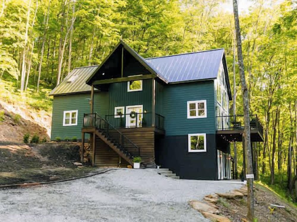 The Greenhouse With Indoor Slide Close to Hocking Hills