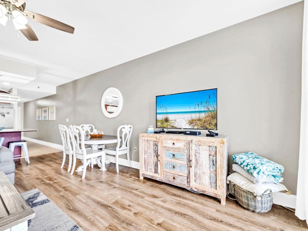 Laketown Wharf 906