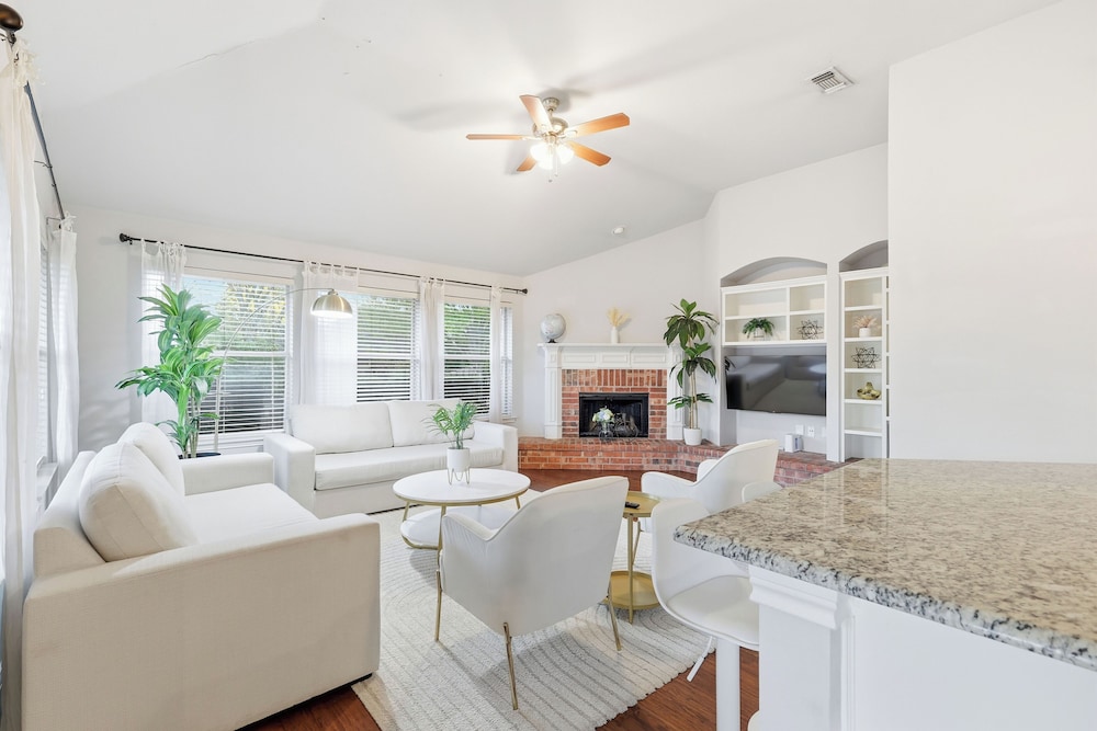 Lux Cozy 5B2B Home for Families