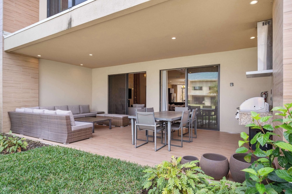 Minutes to Disney Chic Dream Villa With Stunning Patio and Resort Perks