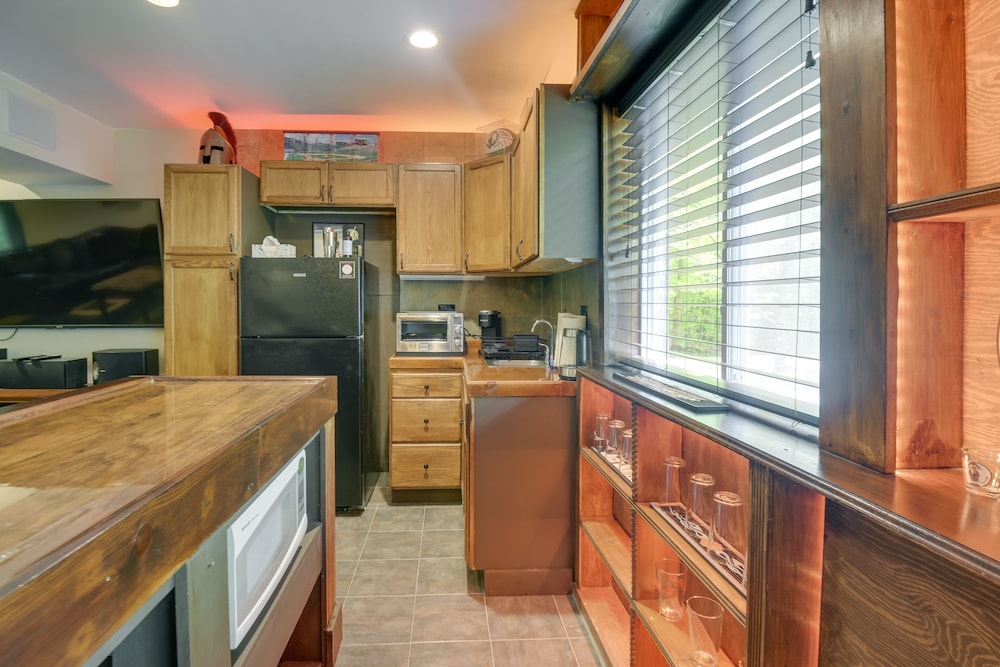 Quaint Naples Cottage: Walk to Trickey Pond & Cove view 3
