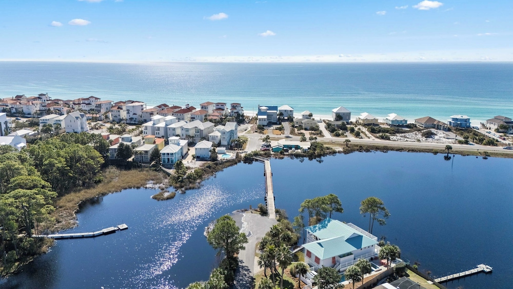 30A Florida Flashback by Avantstay Private Pool, Golf Cart, 3 Mins to Beach!