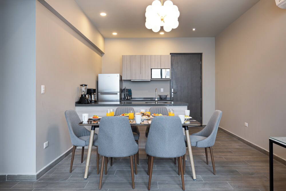 Modern Apts w Pool & Mountain View