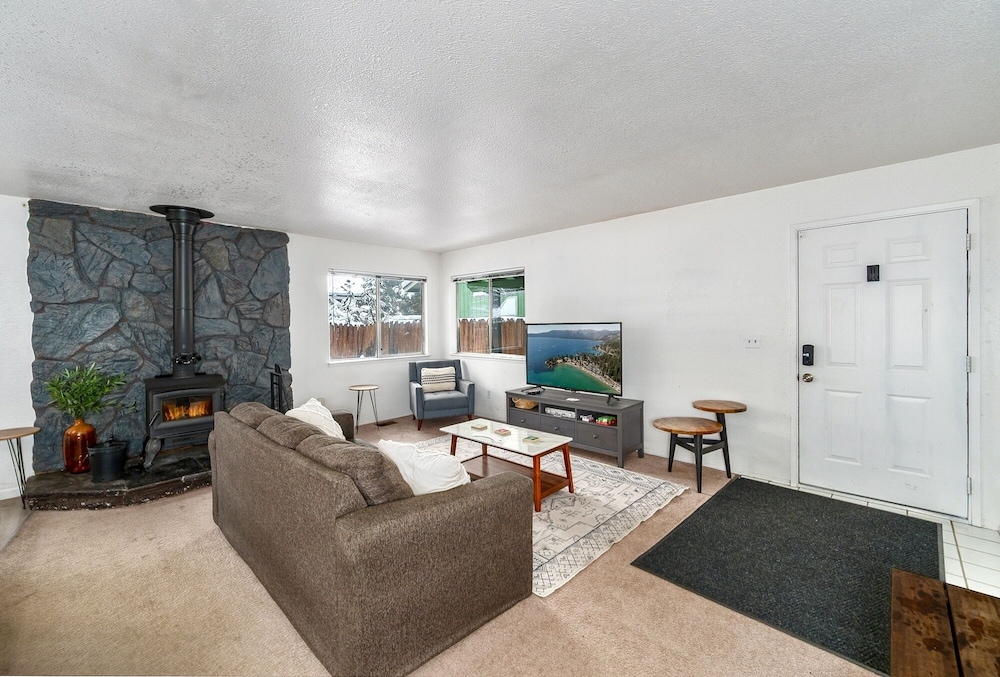 The Green Cabin A Few Blocks To Lake Tahoe 833t 3 Bedroom Home