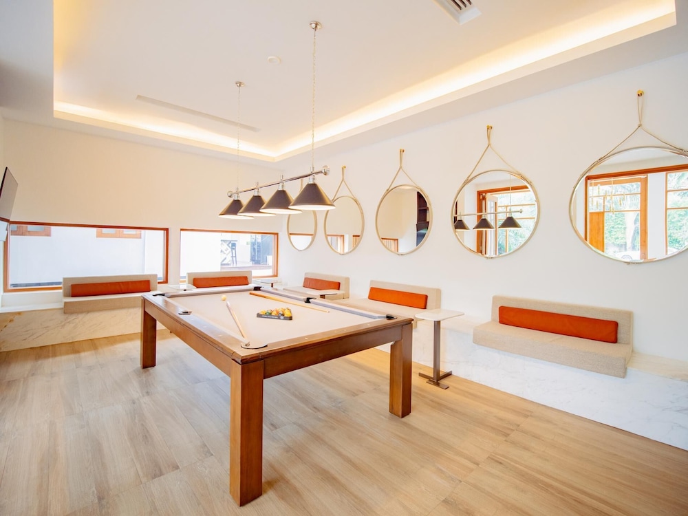 Luxurious 5bedroom White Estate Villa Private Lake