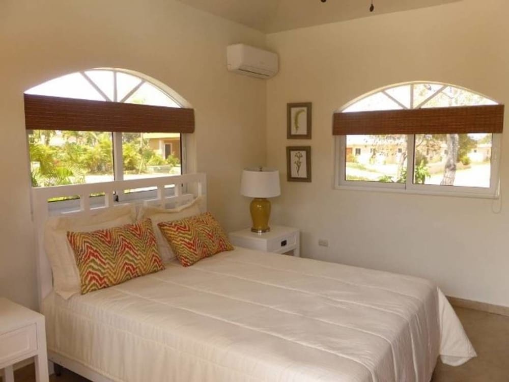 Touch of Elegance! 6 Bedroom Near the Beach