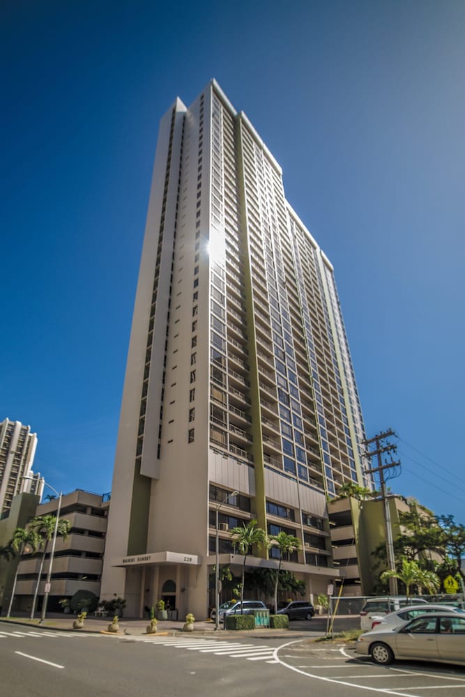 Waikiki Sunset Close to Beach with Parking