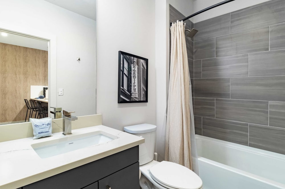 Sleeps 42 7 Modern Midtown Apartments w/ Gym + Pool Walkable to Shops & Eats