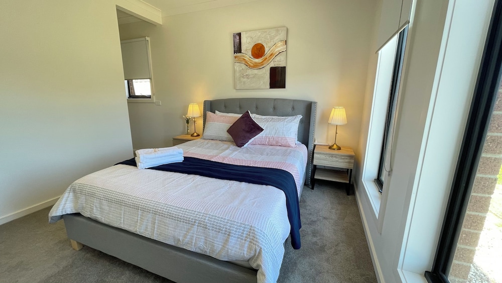 Relax 5 BRM Rental house near Melton