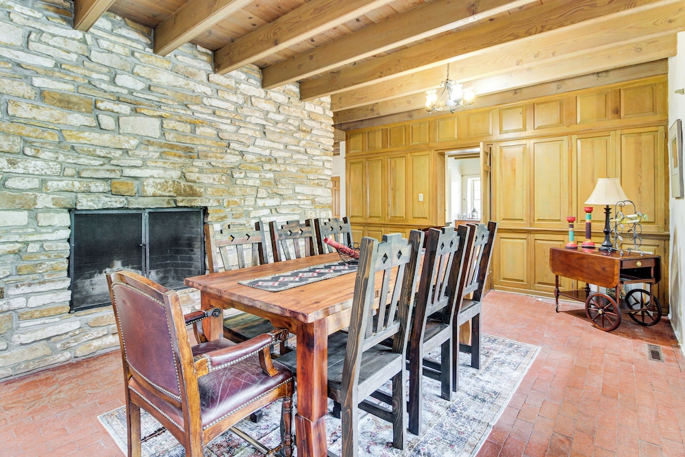 3 Mi to Zoo & Garden: Spacious Albuquerque Home