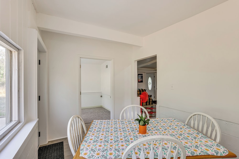 Pet-friendly Retreat: Over 3 Acres in Baldwin!