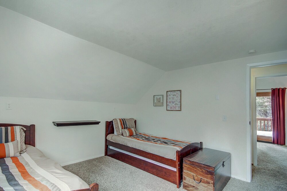 Lazy Dog Lodge 3 Bedroom Home by RedAwning